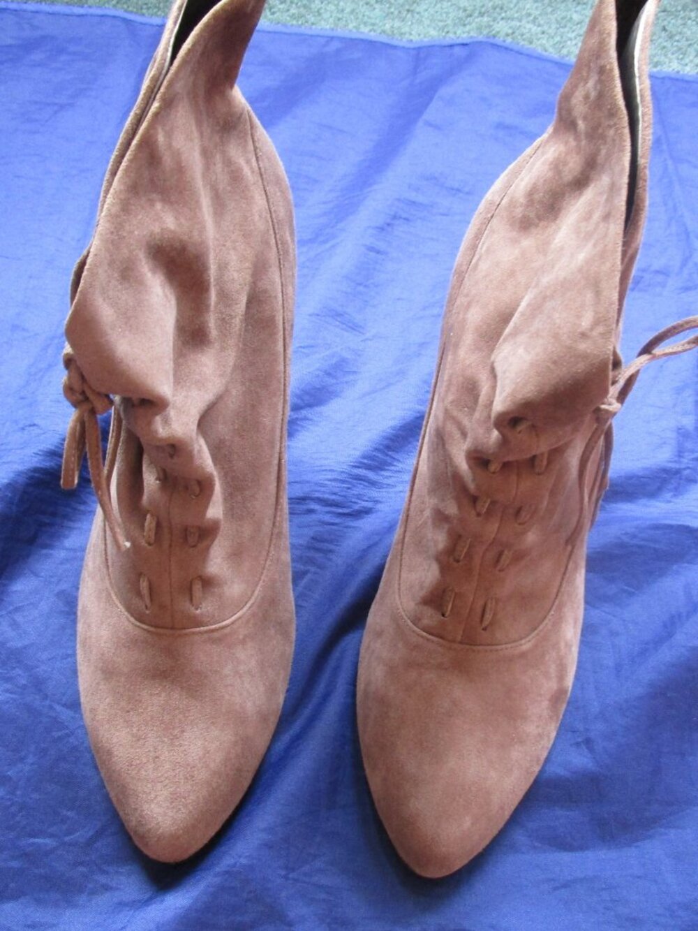 CALVIN KLEIN SUEDE HIGH HEEL ANKLE BOOT--SIZE 8M--Near Mint Condition